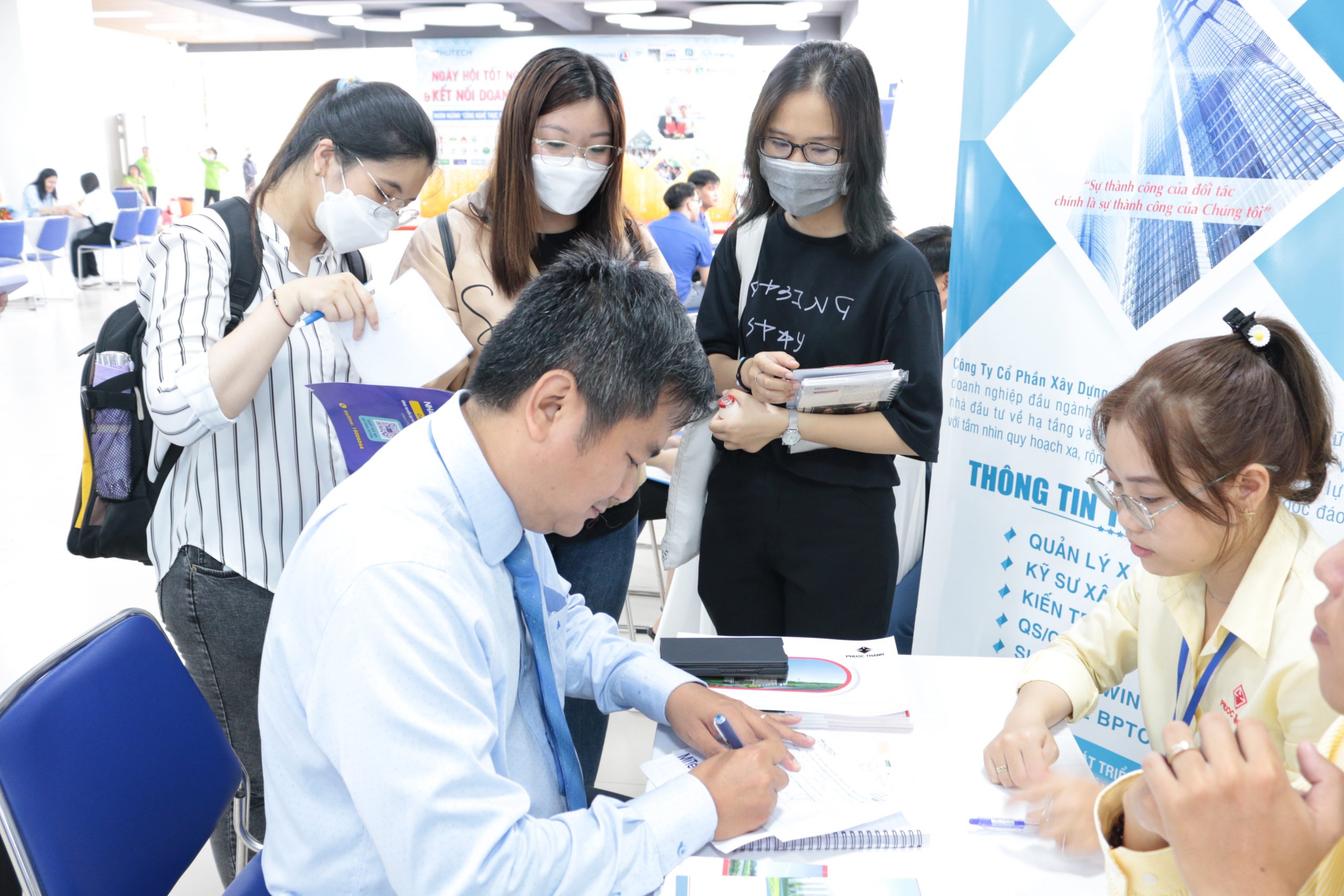 2022 年毕业和业务联系日。HUTECH大学应用科学研究所。 胡志明市