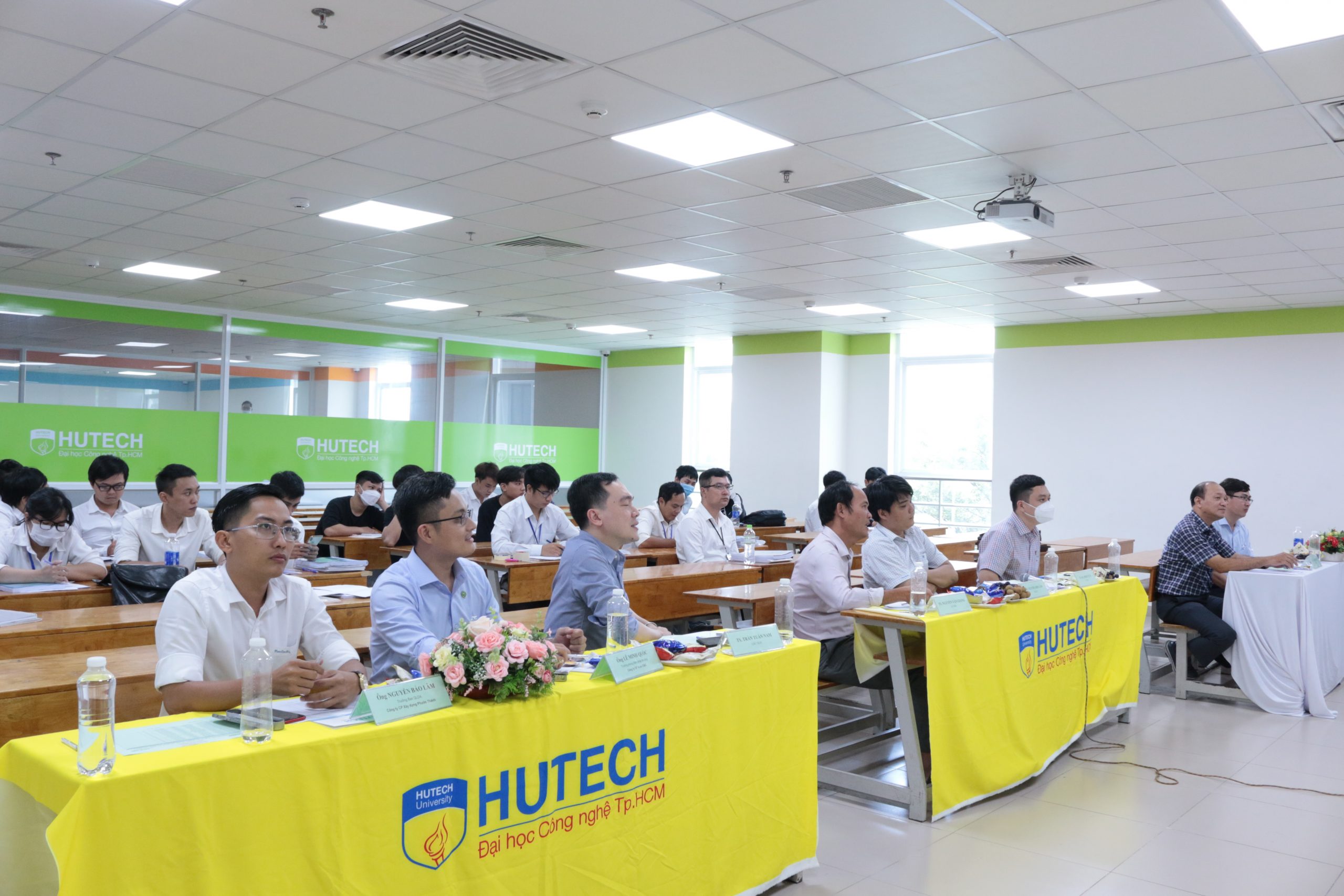 HUTECH UNIVERSITY HO CHI MINH CITY 的毕业典礼和商业联系 2022