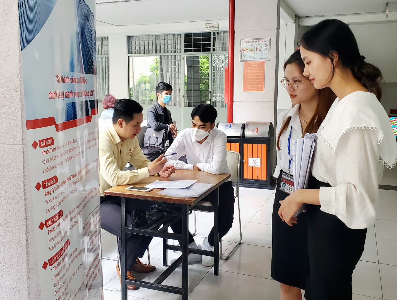陪同胡志明市建筑大学建筑学院项目管理的学生。