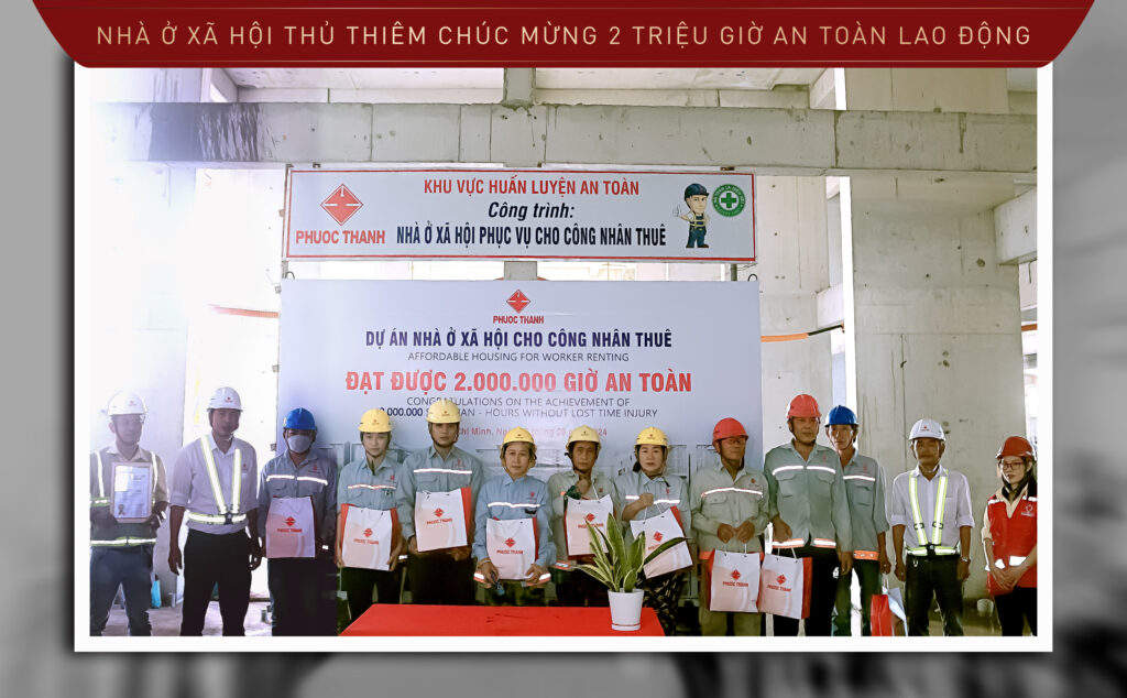 Đại diện Ban Chỉ huy công trình phối hợp cùng Ban An toàn trao quà cho công nhân có thành tích xuất sắc trong công tác an toàn lao động