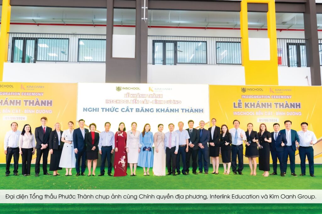 Đại diện Tổng thầu Phước Thành chụp ảnh cùng Chính quyền địa phương, Interlink Education và Kim Oanh Group