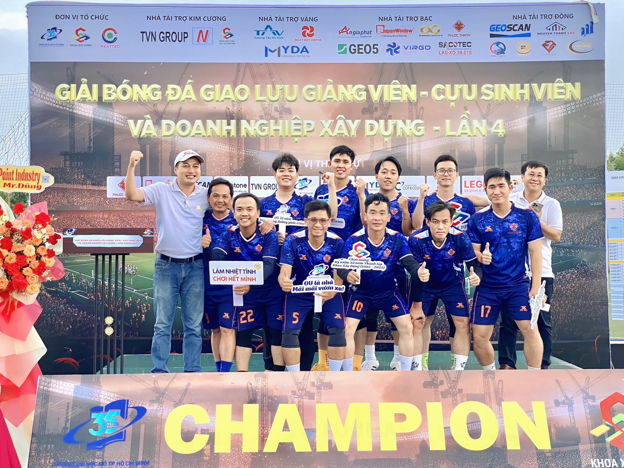 PHƯỚC THÀNH 在胡志明市开放大学建筑系第四届传统足球锦标赛中精彩亮相