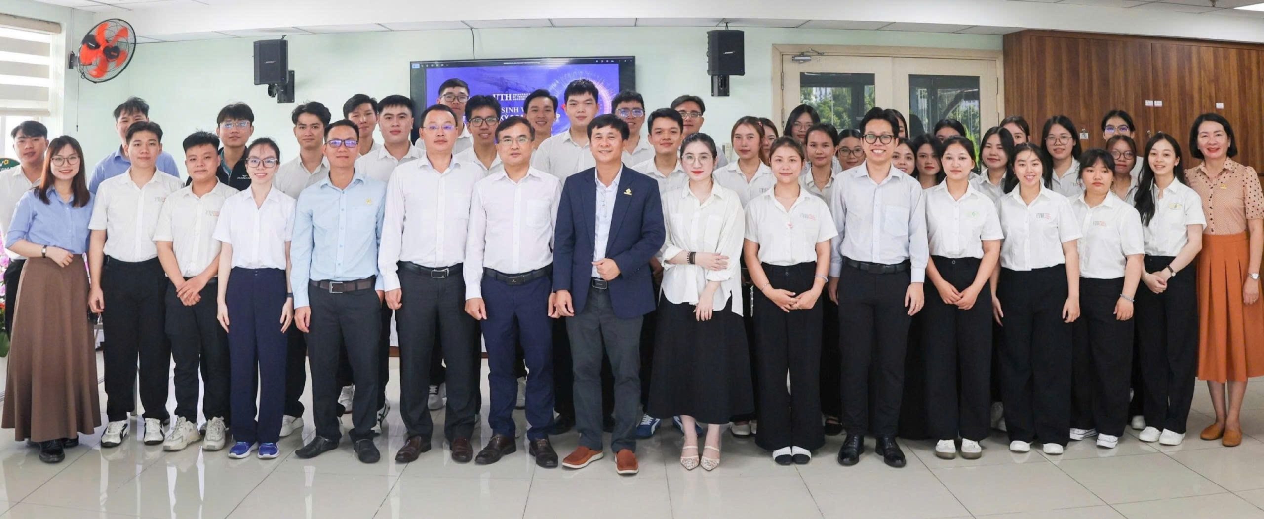 KIẾN TẠO CÔNG TRÌNH – KIẾN TẠO CON NGƯỜI: PHƯỚC THÀNH TIẾP TỤC CHÀO ĐÓN 35 SINH VIÊN UTH THAM GIA CHƯƠNG TRÌNH HỌC KỲ DOANH NGHIỆP